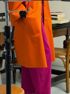#margarethetmoi #hiver2026 #sevinfashionshowroom  Pardessus en feutre orange pantalon en velours milleraies rose indien